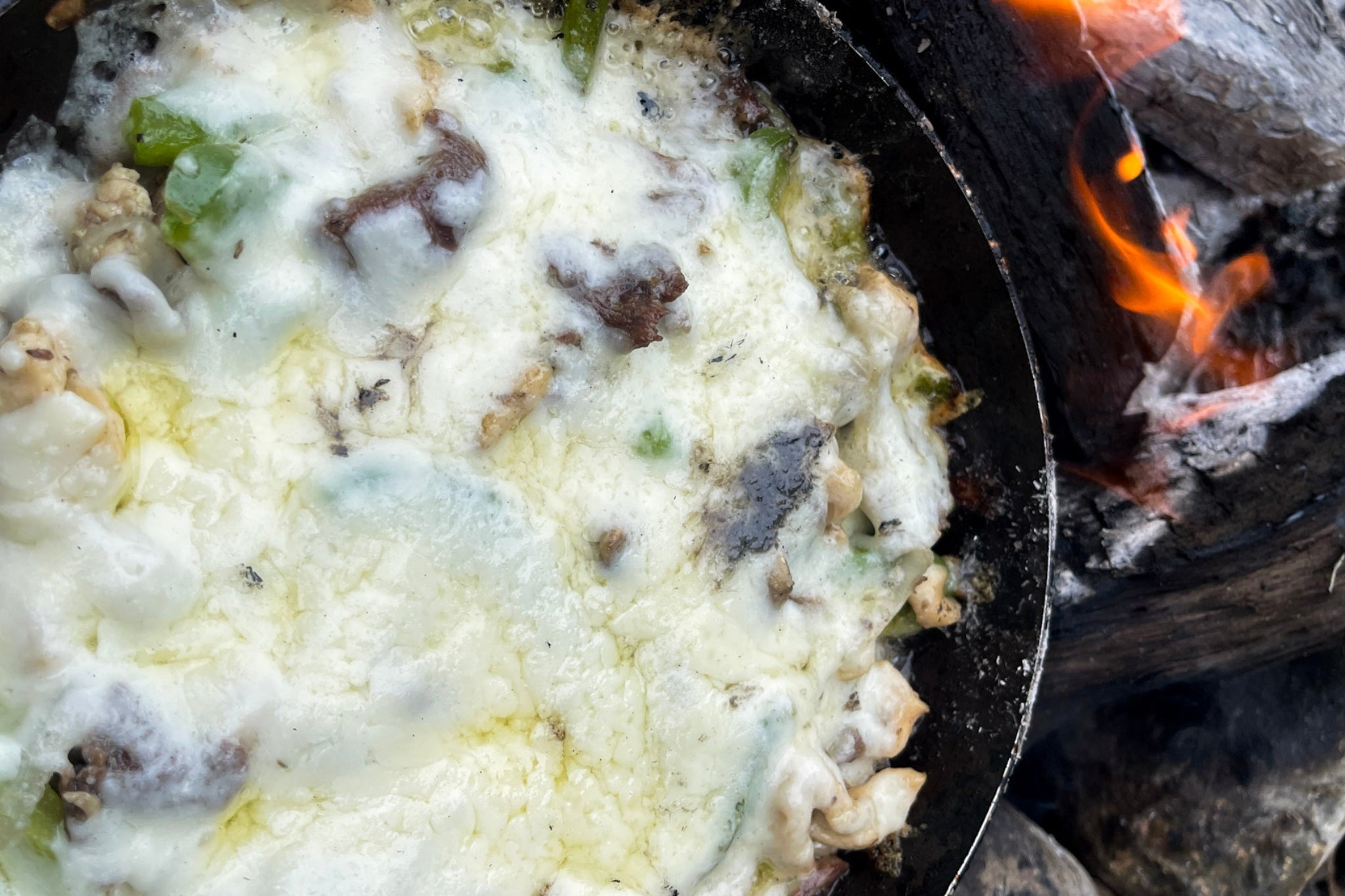 Alambre de Res y Pollo a la Leña: Sabor Ahumado en Cada Bocado