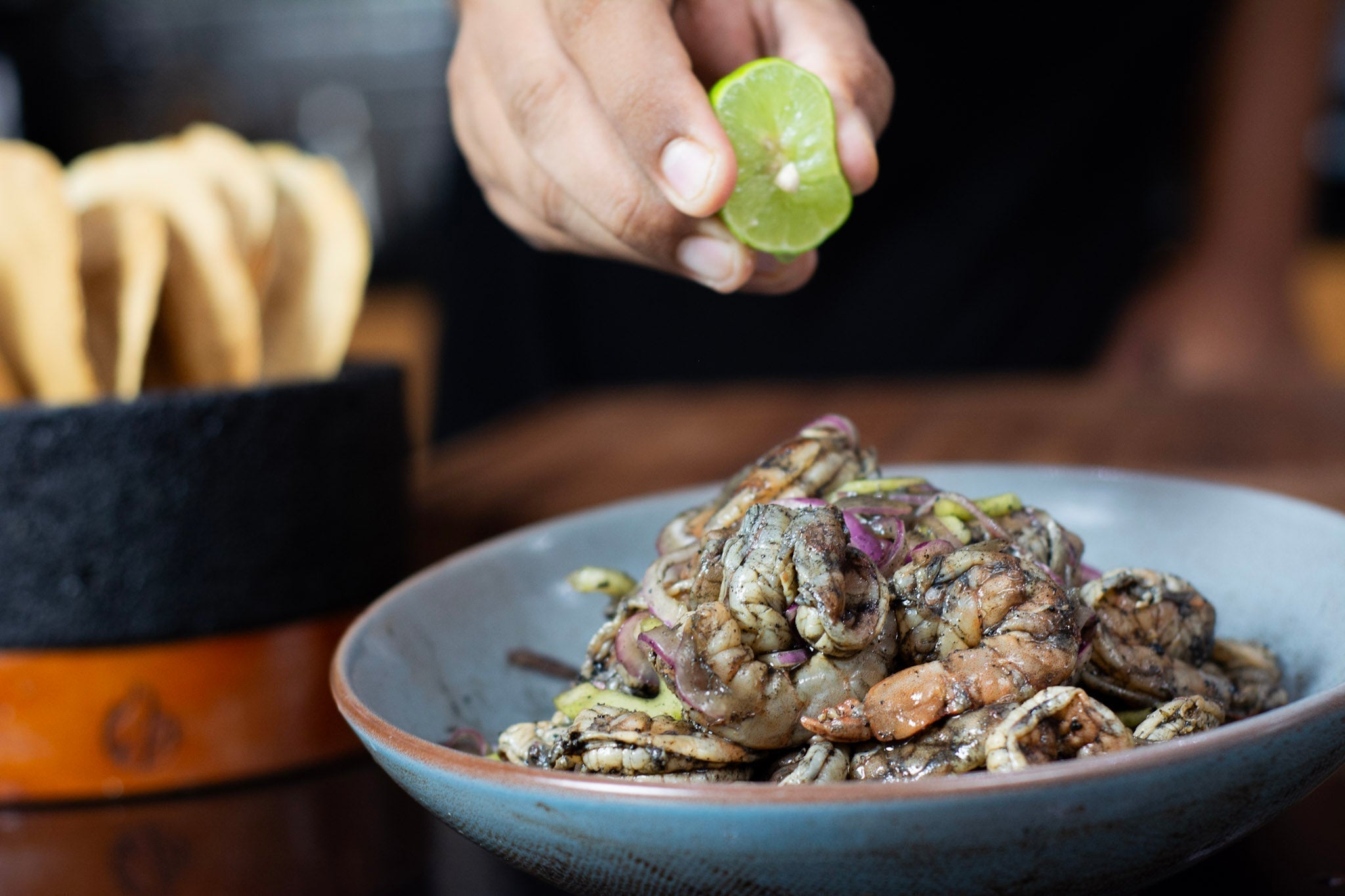 "Aguachile Negro Estilo Artilleros: Receta Picosita con Toque Artesanal"