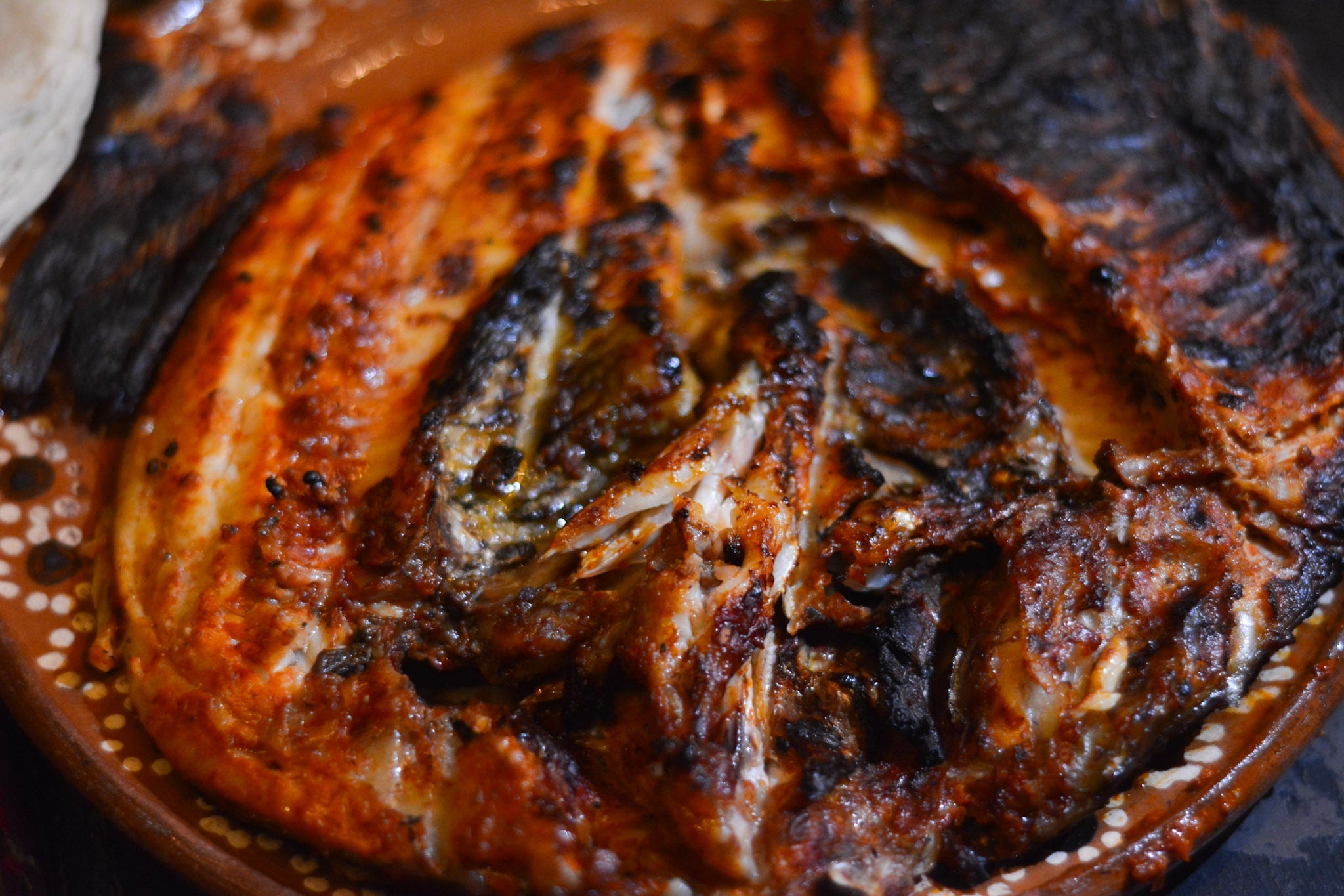 Pescado Zarandeado al Estilo Artilleros Grill: Sabor Ahumado y Picoso en Cada Bocado