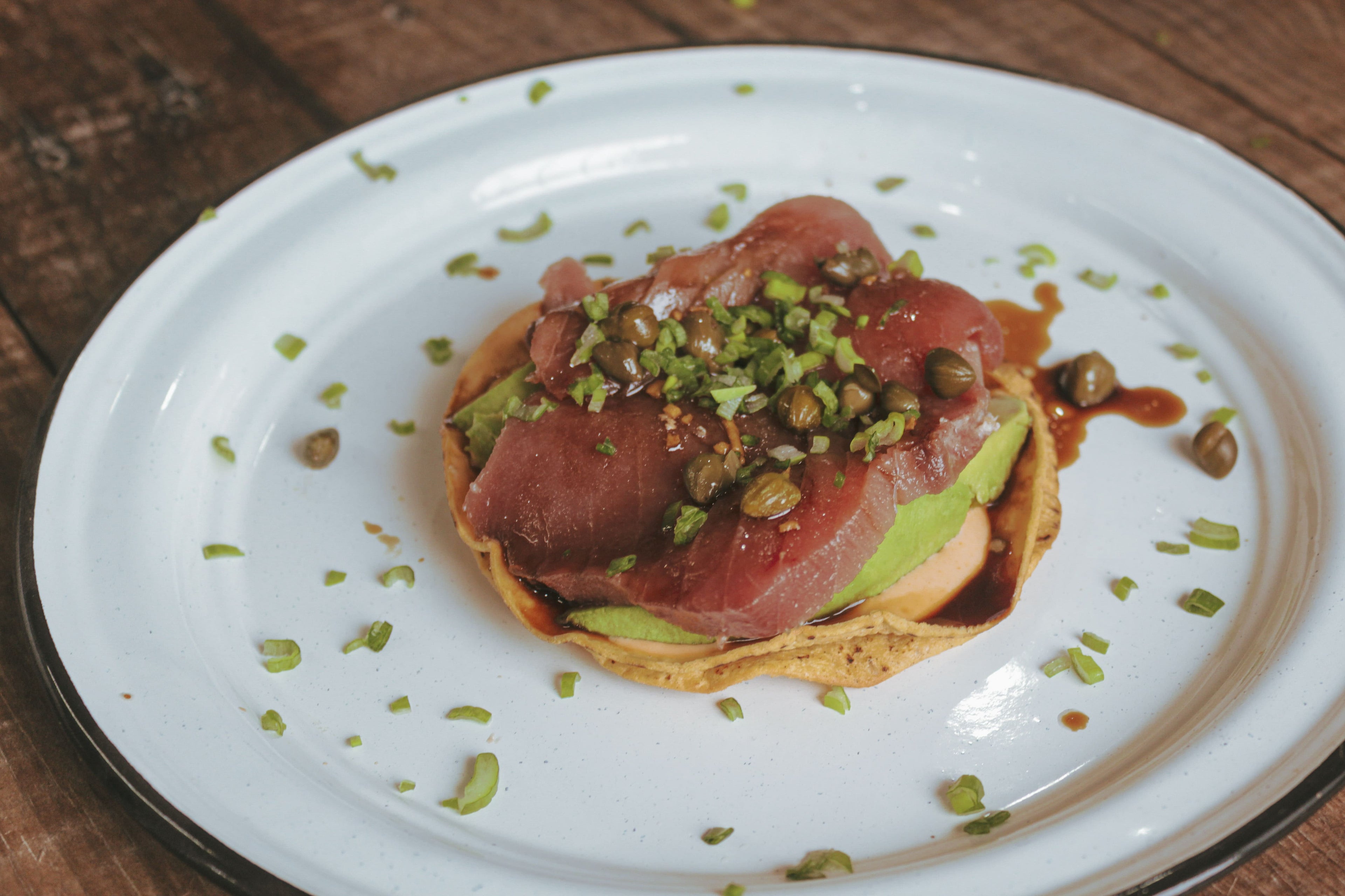 Tostada de atún con alcaparras - Artilleros Grill
