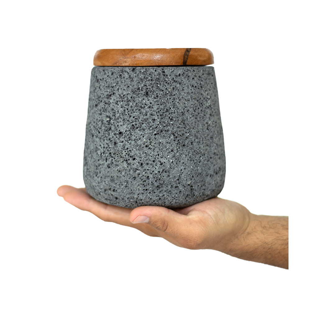 Salero de piedra volcánica