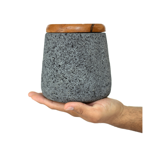 Salero de piedra volcánica
